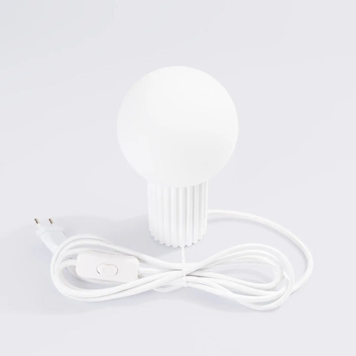 Lampe a poser halo blanc en verre laiteux avec base côtelée et cordon assorti pour réponse aux besoins décoration
