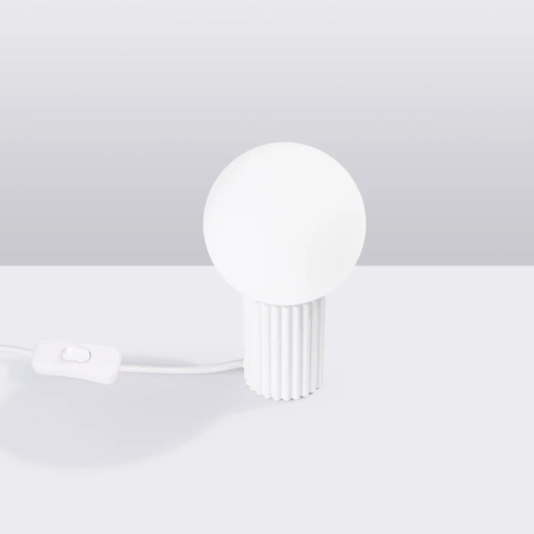 Lampe a poser halo blanc avec base cylindrique cannelée en verre laiteux et cordon assorti réponse aux besoins moderne