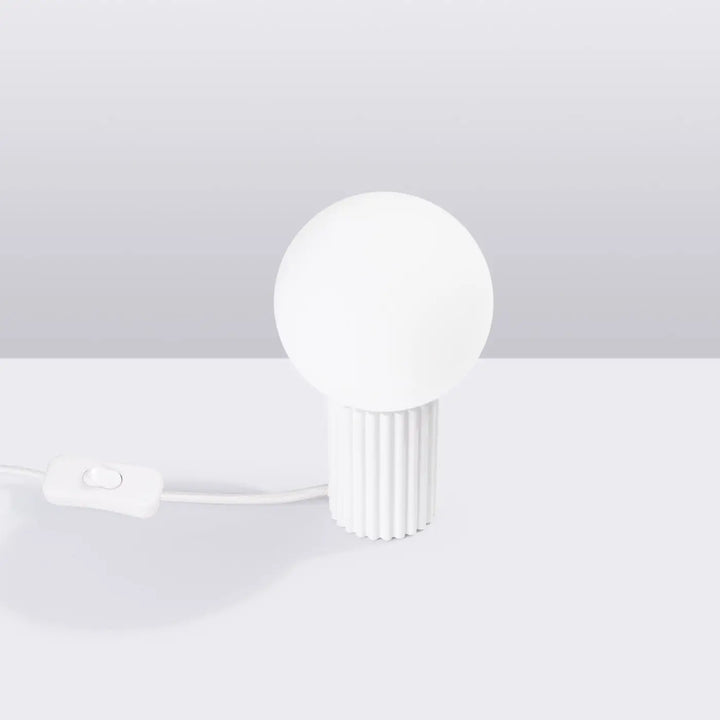 Lampe a poser halo blanc avec base cylindrique cannelée en verre laiteux et cordon assorti réponse aux besoins moderne