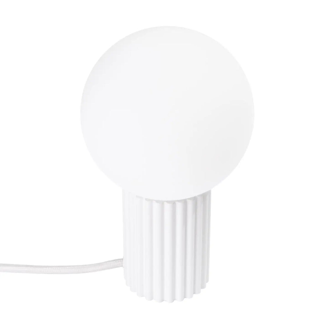 Lampe à poser halo blanc en verre laiteux avec base cylindrique striée offrant une réponse aux besoins décoratifs