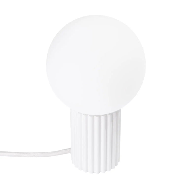Lampe à poser halo blanc en verre laiteux avec base cylindrique striée offrant une réponse aux besoins décoratifs