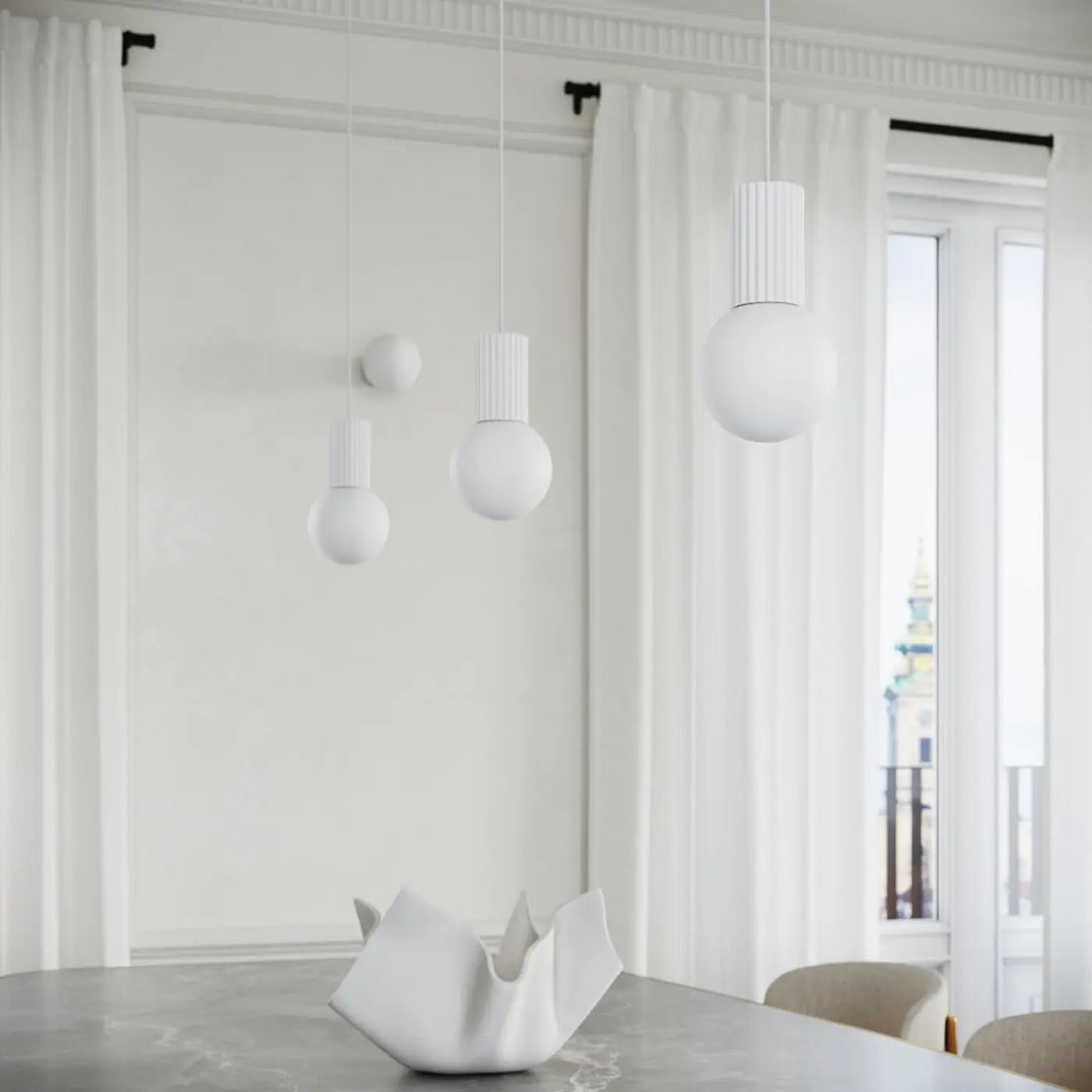 Lampe a poser halo blanc avec trois suspensions minimalistes en verre laiteux et finition cylindrique rainurée répond aux besoins design