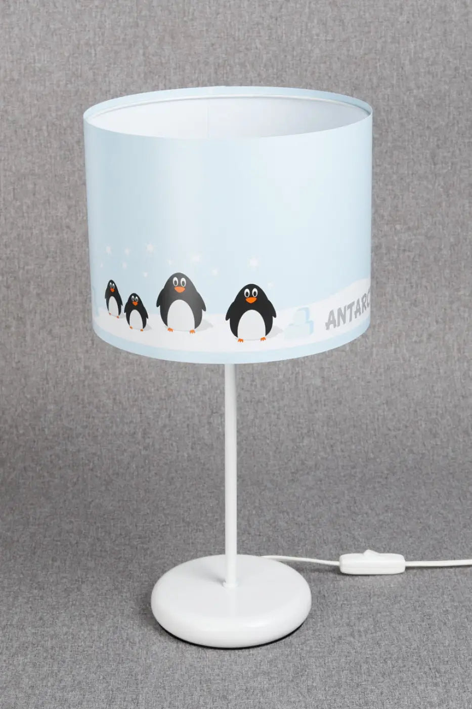 Lampe de table sweet dreams bleu clair avec abat-jour cylindrique aux adorables manchots et base en plastique blanc