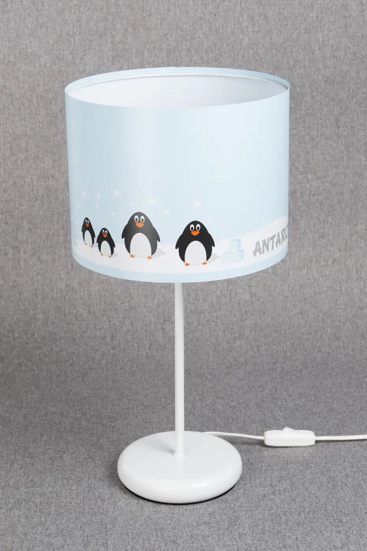 Lampe de table sweet dreams bleu clair avec abat-jour cylindrique aux adorables manchots et base en plastique blanc