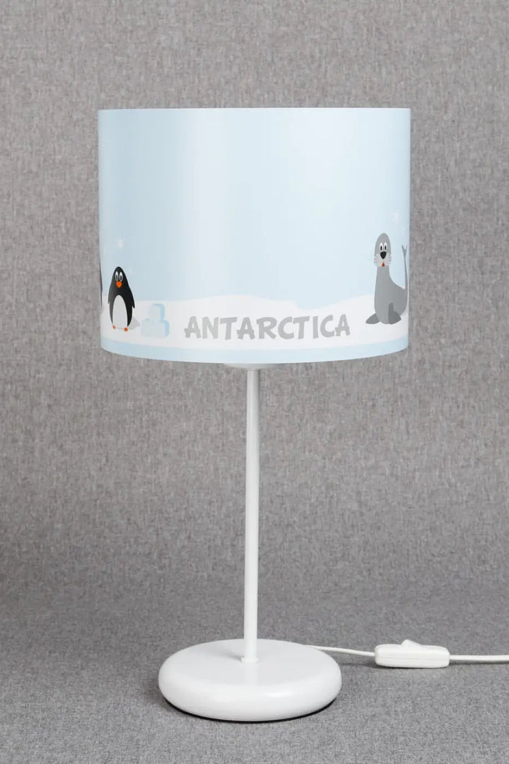 Lampe de table sweet dreams bleu clair avec abat-jour cylindrique aux adorables manchots et phoques sur pied blanc