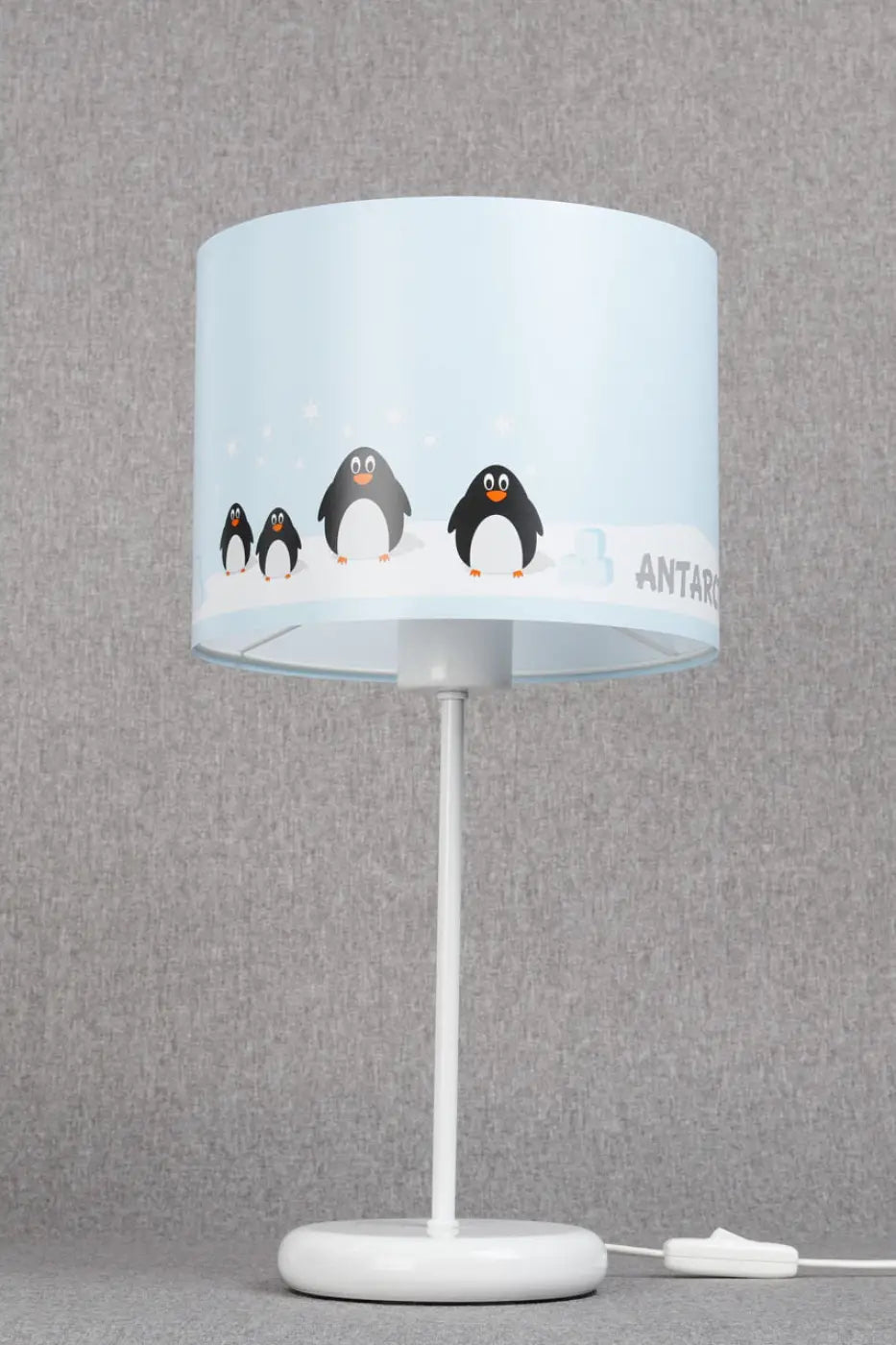 Lampe de table sweet dreams bleu clair avec abat-jour cylindre aux adorables manchots et pied blanc arrondi