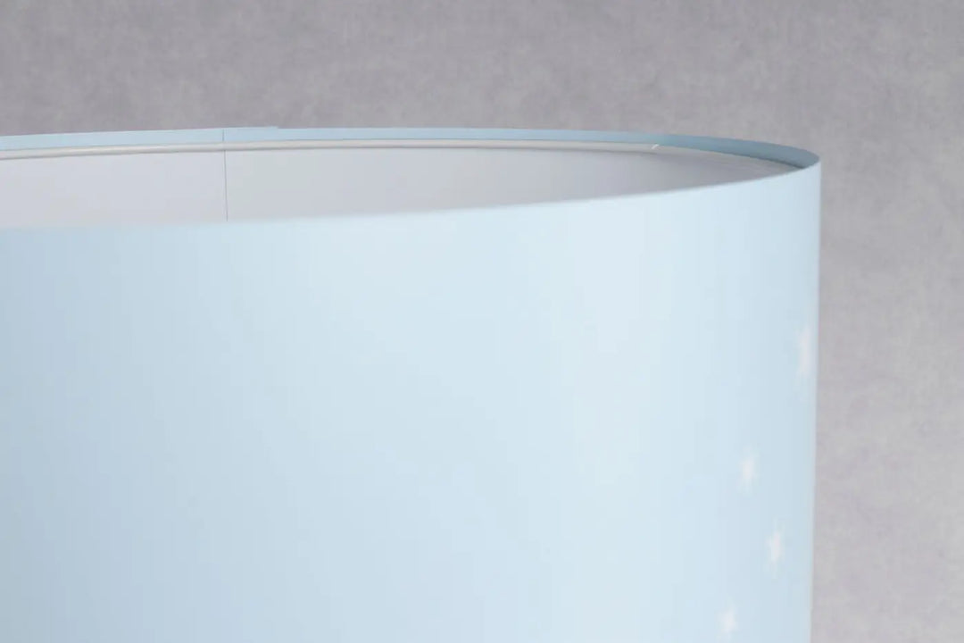 Lampe de table sweet dreams bleu clair avec abat-jour cylindrique lisse et brillant aux adorables manchots