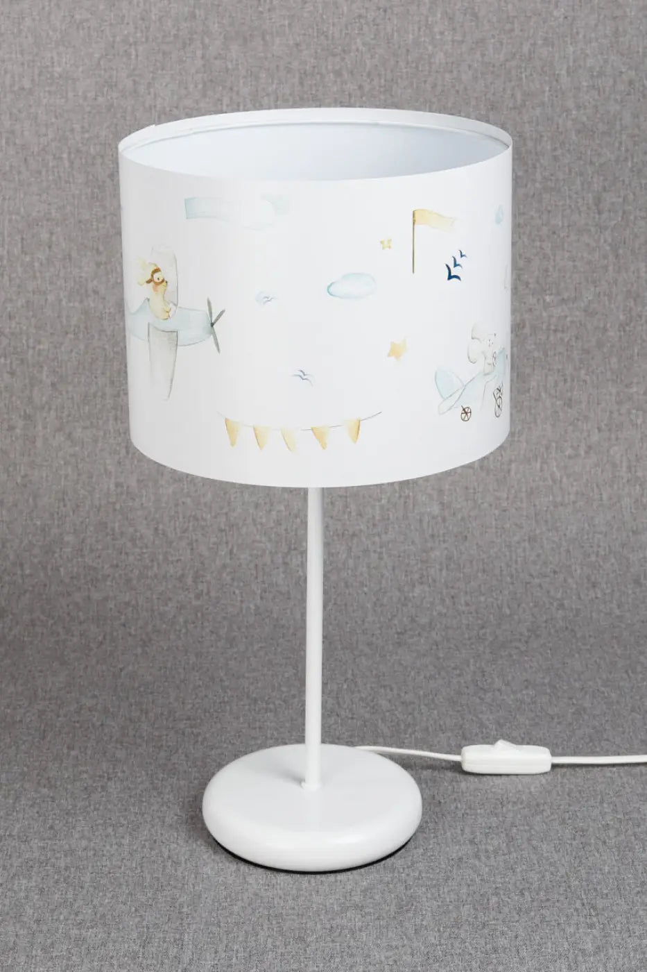 Lampe de table blanche avec abat-jour cylindrique illustré d avions et nuages rêvés en tons pastel doux