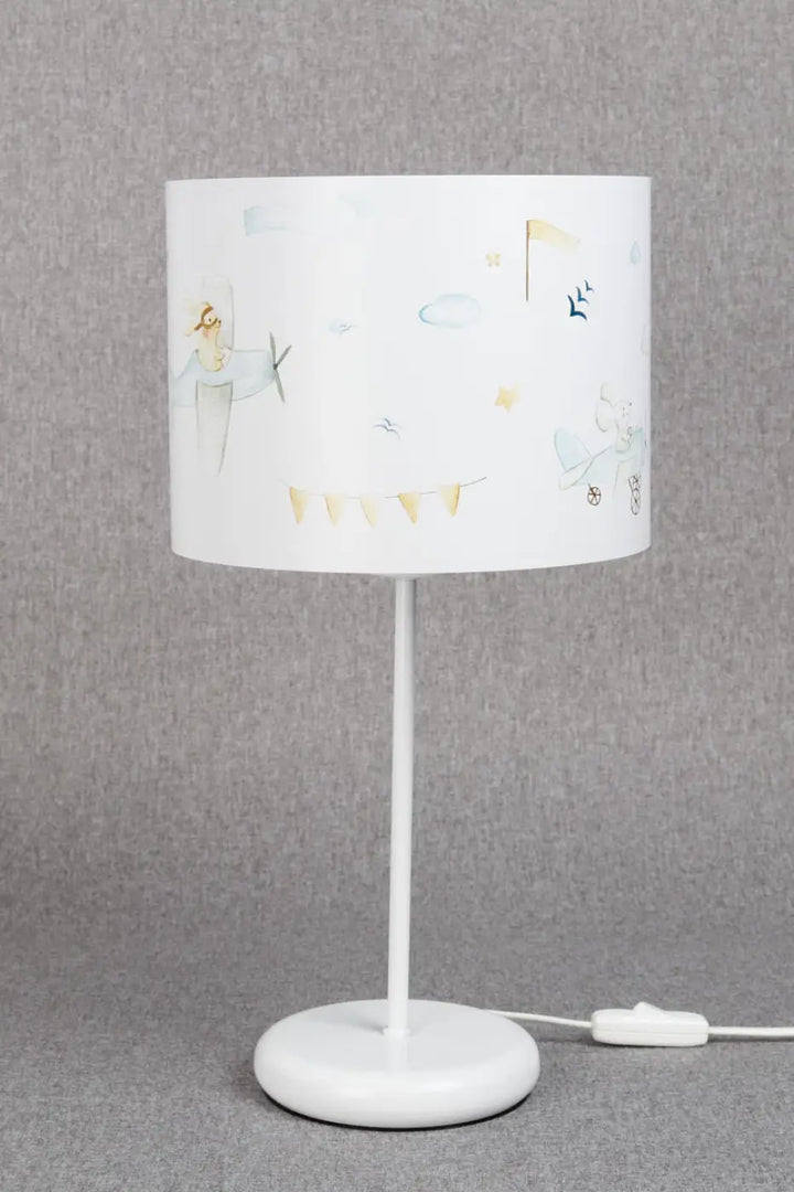 Lampe de table avec abat-jour blanc mat décor avions nuages rêvés et fanions pastel pour chambre enfant