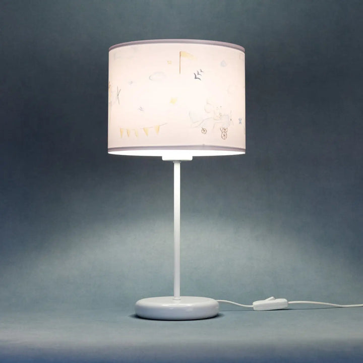 Lampe de table blanche avec abat-jour cylindrique illustré de décor avions et nuages rêvés en bleu clair et blanc