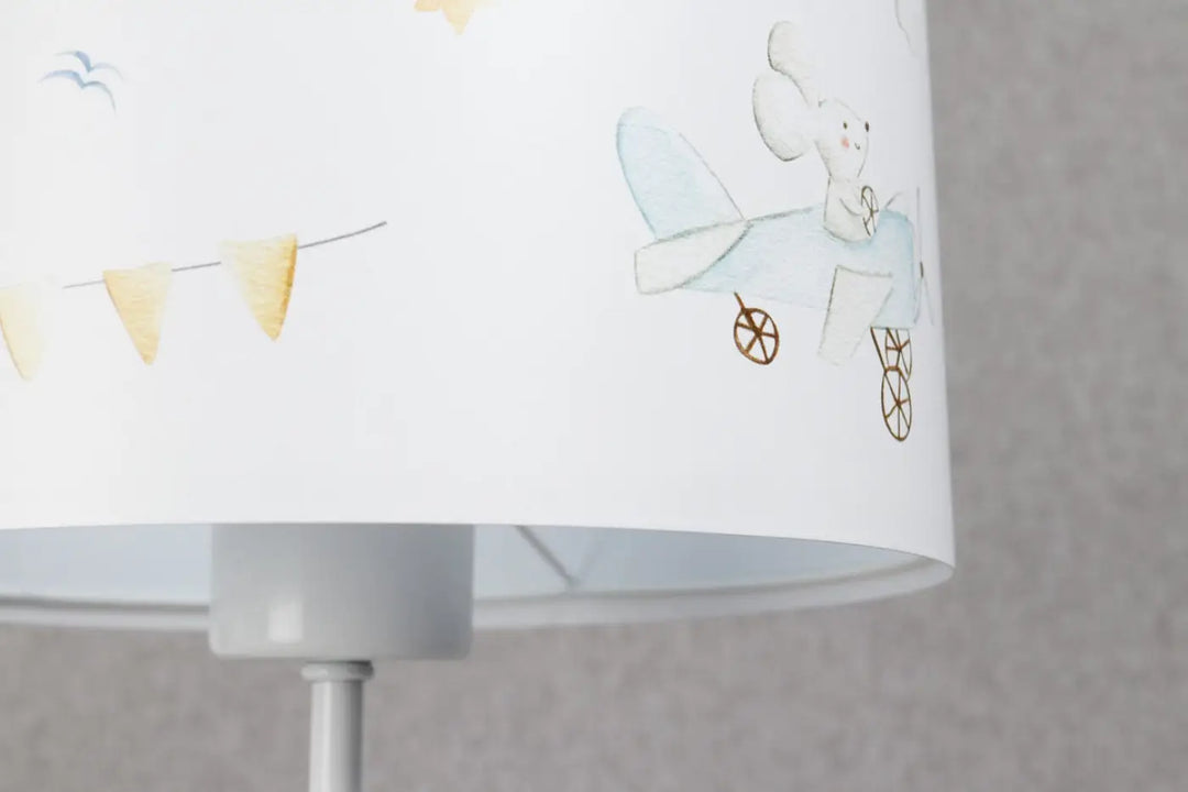 Lampe de table blanche avec illustration décor avions et nuages rêvés featuring souris pilote en avion bleu clair