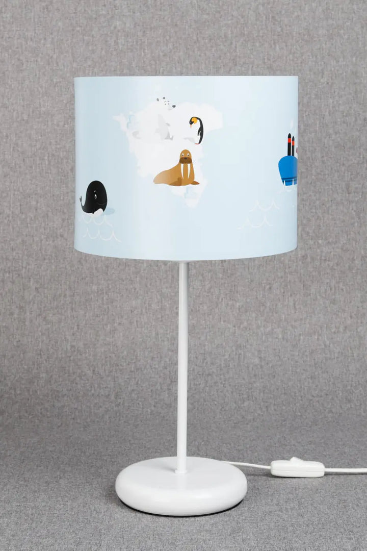 Lampe de table sweet dreams bleu clair avec abat-jour cylindrique et illustrations arctiques participe à créer un décor marin doux