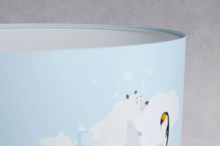 Lampe de table sweet dreams bleu clair avec illustration de pingouin sur décor marin doux neigeux qui participe à créer douceur