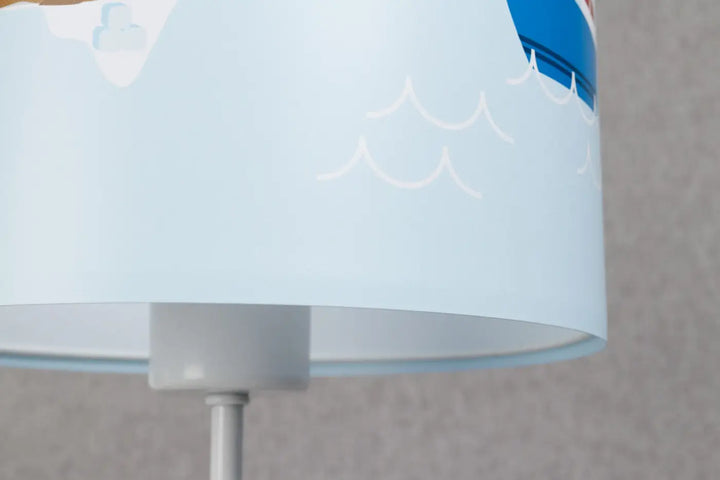 Lampe de table sweet dreams bleu clair avec abat-jour à motifs vagues blancs et décor marin doux participe à créer ambiance