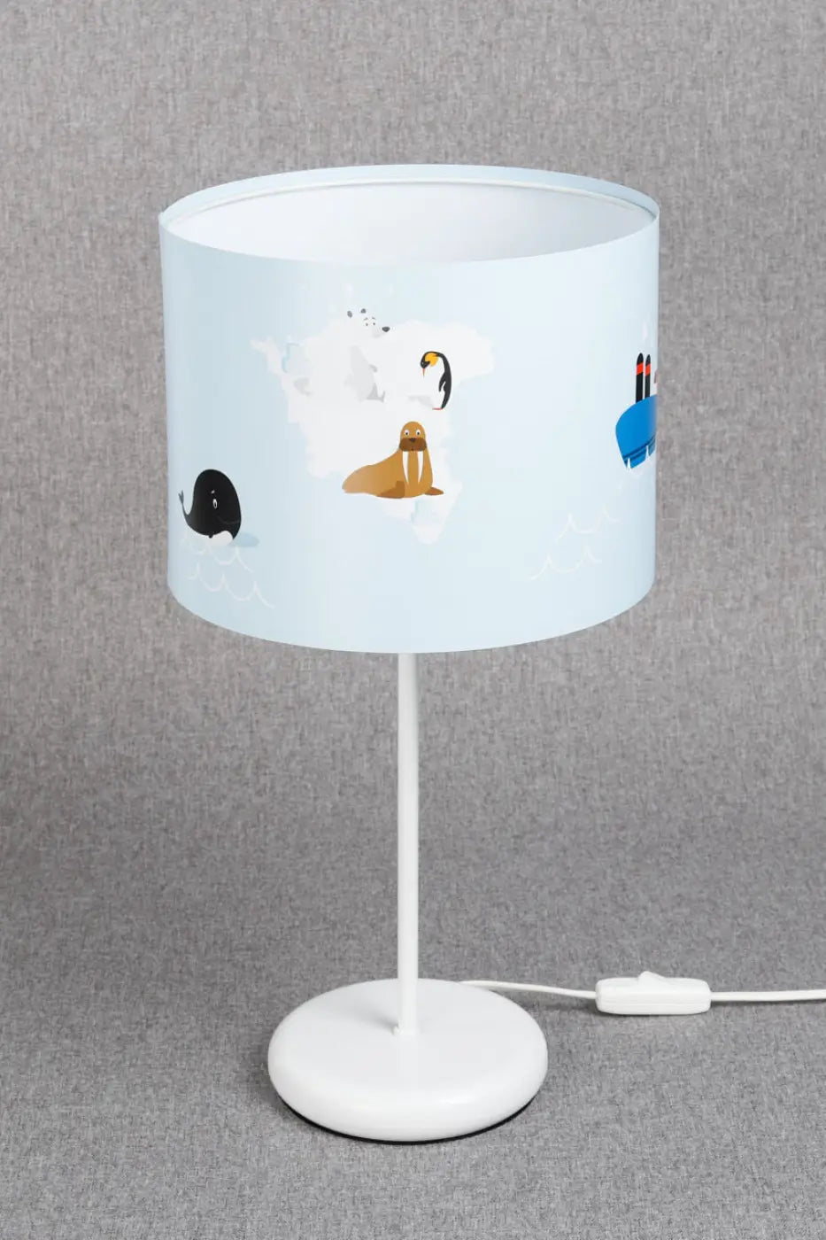 Lampe de table sweet dreams bleu clair avec abat-jour illustré d’animaux sur base blanche participe à créer décor marin doux