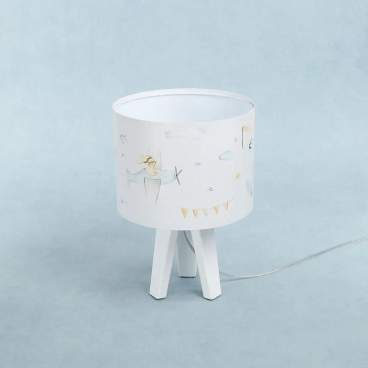 Lampe de table sweet dreams blanche avec abat-jour cylindrique illustré bleu enfant sur pieds géométriques blancs