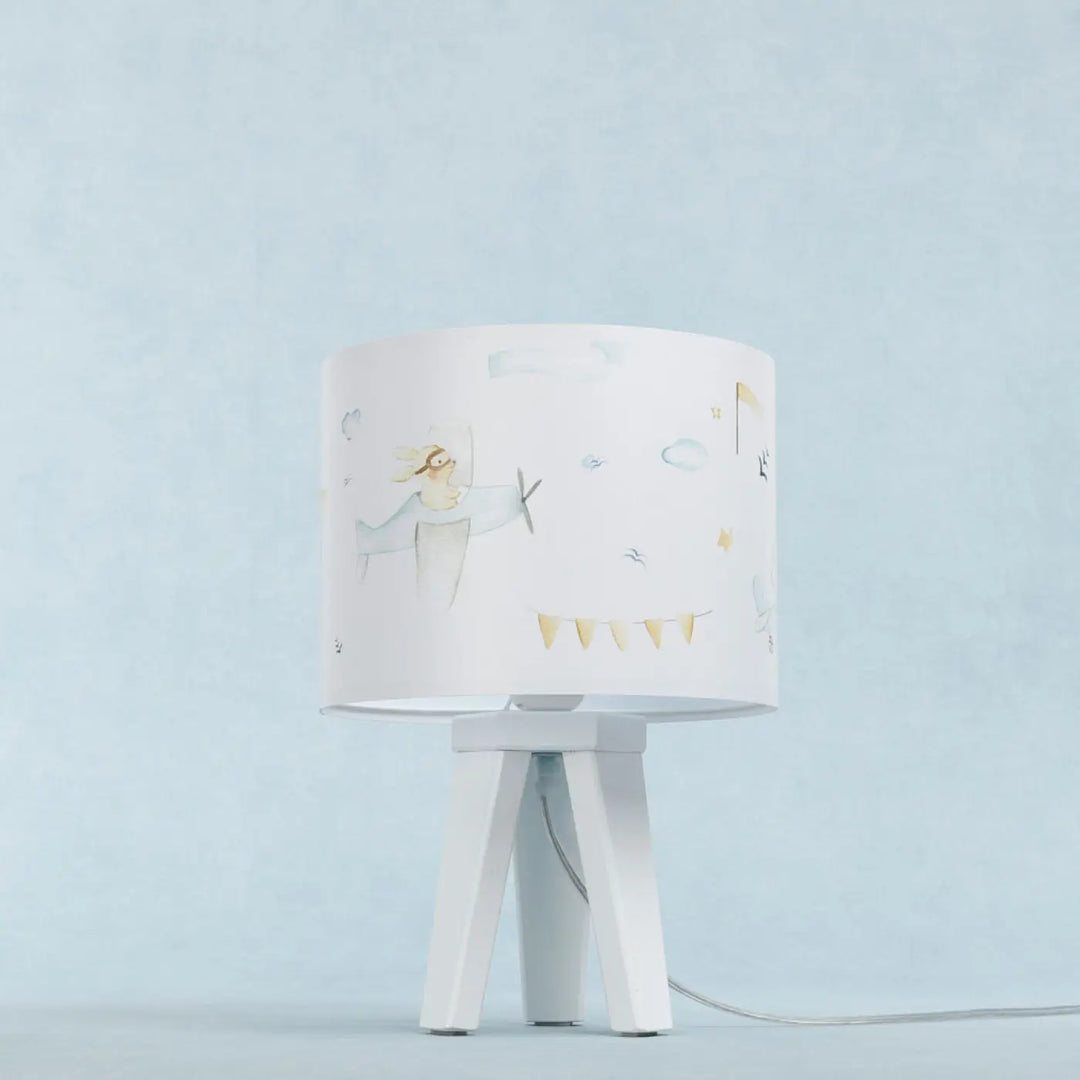 Lampe de table sweet dreams blanc bleu pastel avec abat-jour cylindrique illustré pilotage et base tripod blanche pour chambre enfant charmant univers féerique