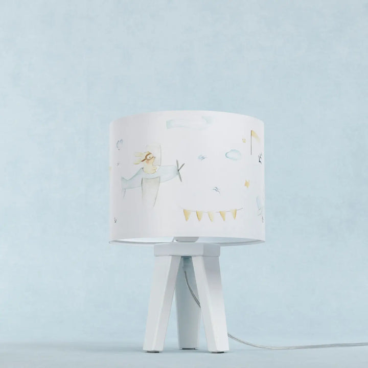 Lampe de table sweet dreams blanc bleu pastel avec abat-jour cylindrique illustré pilotage et base tripod blanche pour chambre enfant charmant univers féerique