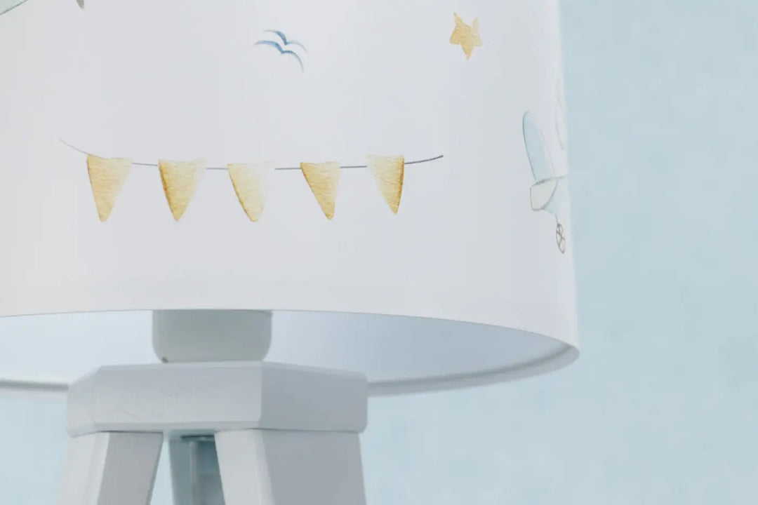Lampe de table sweet dreams blanc avec illustrations dorées et bleu pastel de guirlandes, oiseaux et étoiles pour un charmant univers féerique bleu enfant