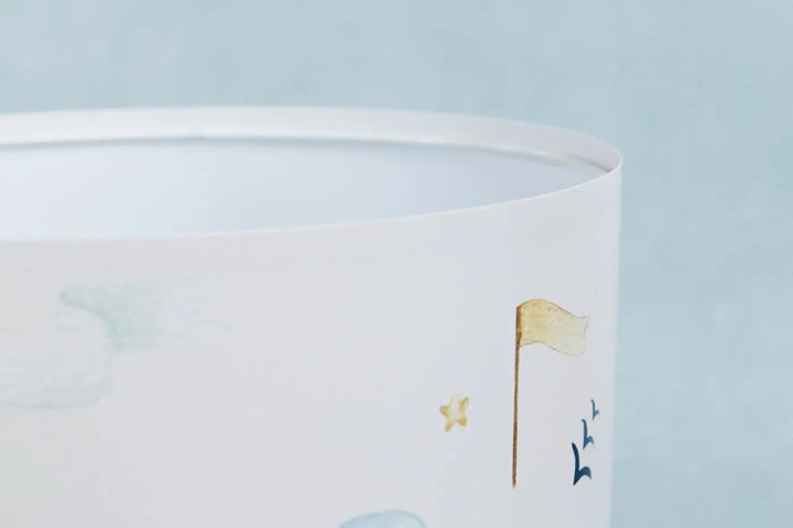 Lampe de table blanc orné dillustrations aquarelles de drapeau doré étoiles et oiseaux pour un charmant univers féerique