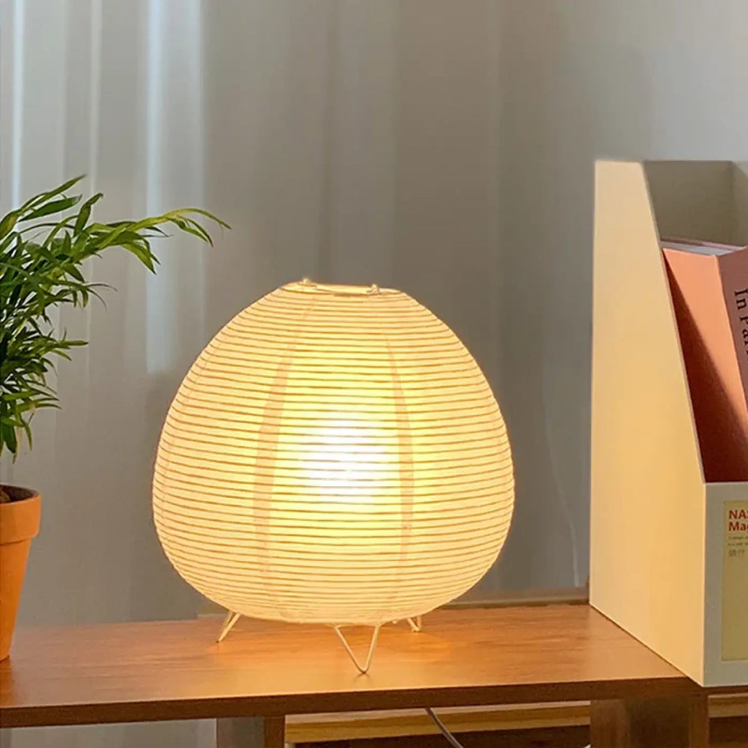Lampe de table cathia en papier nervuré blanc avec lumière douce pour décoration intérieure et table blanche élégante