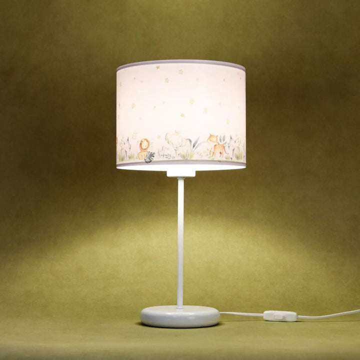 Lampe de table sweet dreams blanche avec abat-jour cylindrique jaune aux animaux et étoiles dorées offrant une lumière douce