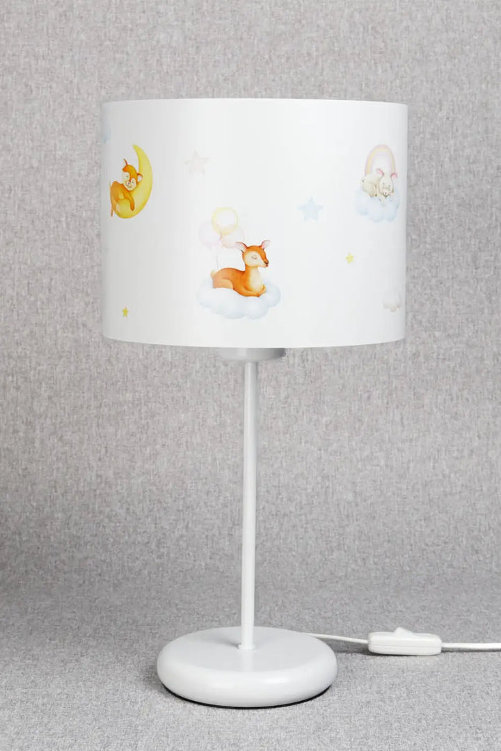 Lampe de table blanche avec abat-jour cylindrique illustré de cerfs orange nuage et lune, marron à l’ourson
