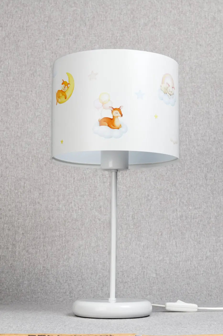 Lampe de table blanche avec abat-jour cylindrique marron à l’ourson illustré et pied métal blanc l’ourson pleine