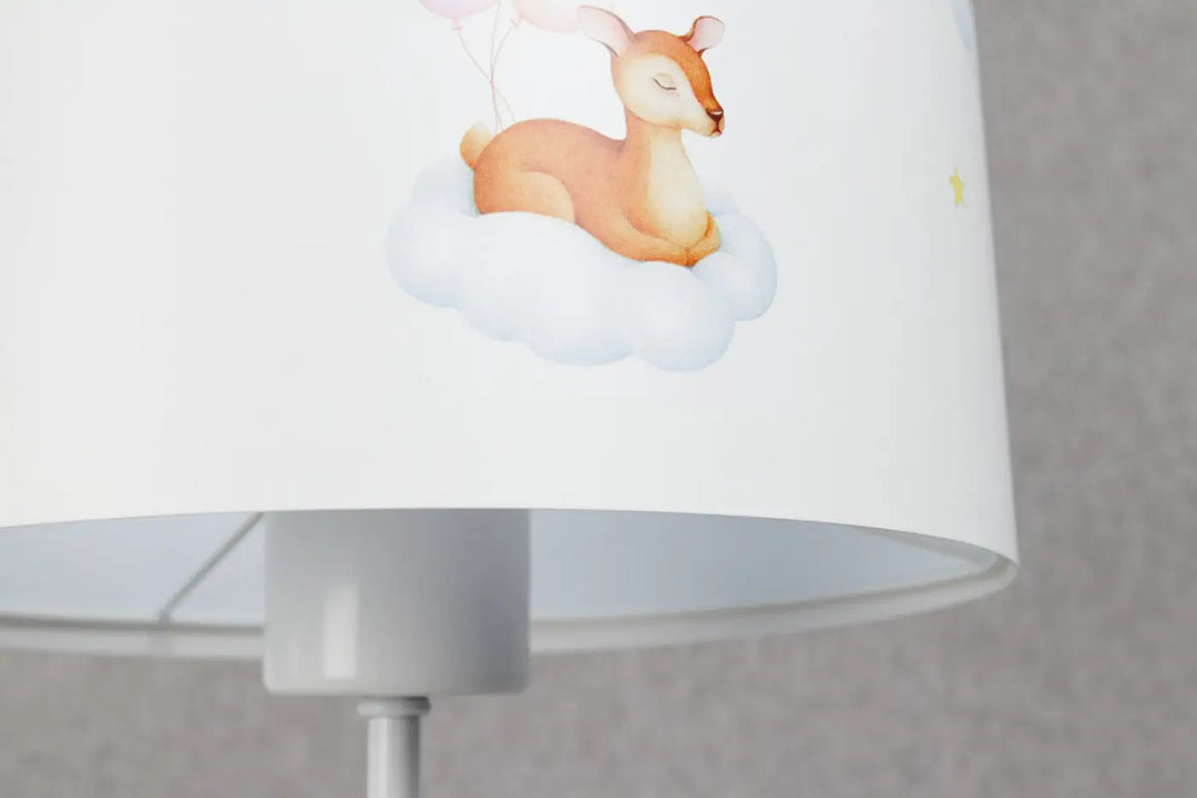 Lampe de table blanche sweet dreams avec abat-jour illustré d’un marron à l’ourson sur un nuage et ballons pastel