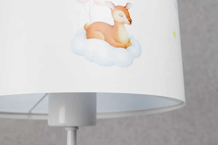 Lampe de table blanche sweet dreams avec abat-jour illustré d’un marron à l’ourson sur un nuage et ballons pastel