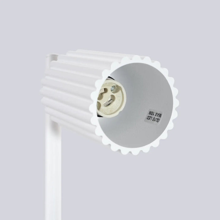 Lampe a poser karbon blanc avec abat-jour blanc côtelé bord festonné et douille e27 design minimaliste