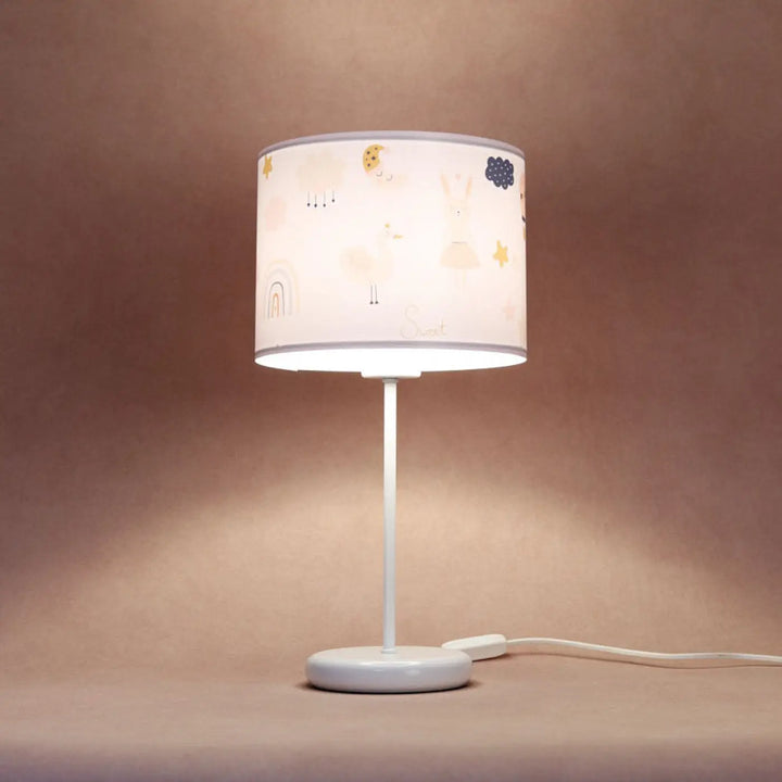 Lampe de table sweet dreams blanche avec abat-jour cylindrique illustré étoiles lune pastel décor lapin tendre