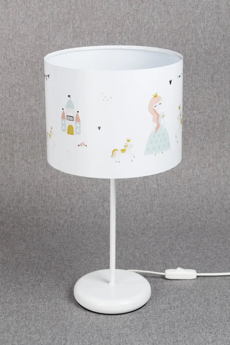 Lampe de table blanche avec abat-jour cylindrique illustré dune princesse féerique et château dans lunivers princesse féerique