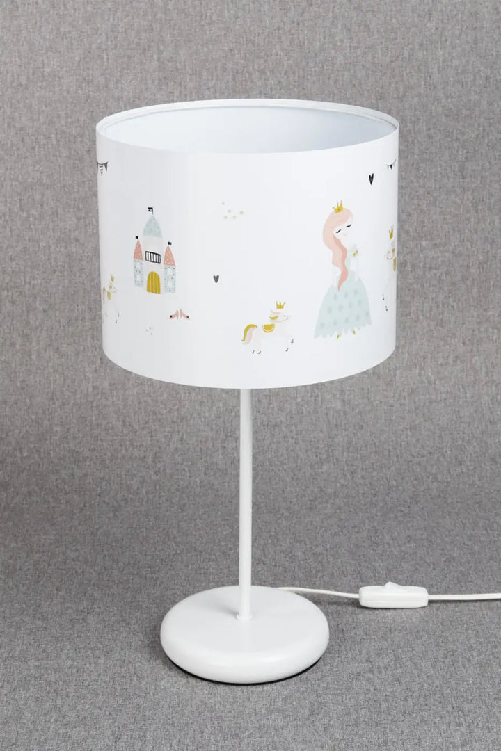 Lampe de table blanche avec abat-jour cylindrique illustré dune princesse féerique et château dans lunivers princesse féerique