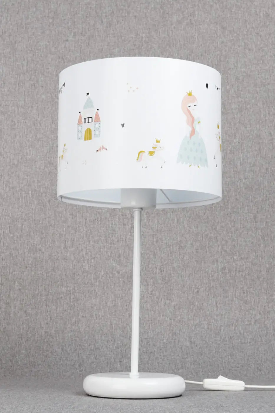 Lampe de table blanche avec abat-jour cylindrique illustré dune princesse féerique et dun univers princesse féerique pastel