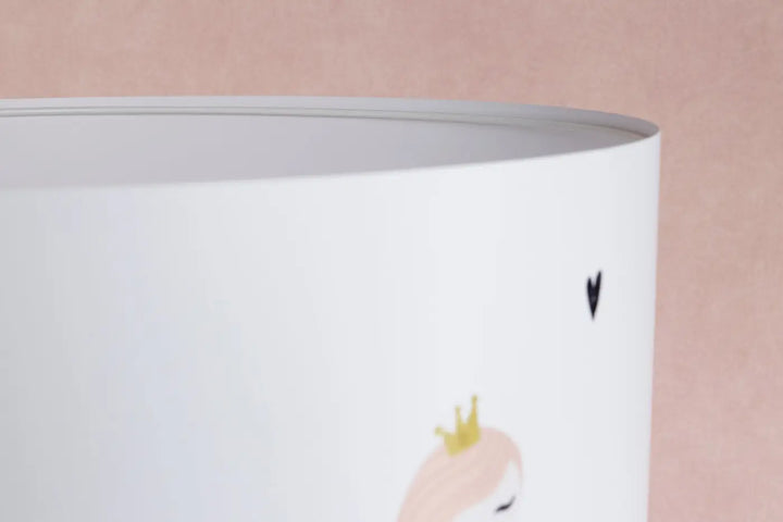 Lampe de table blanche avec abat-jour cylindrique illustré dune princesse féerique rose couronnée or et lune petit coeur noir dans lunivers princesse féerique