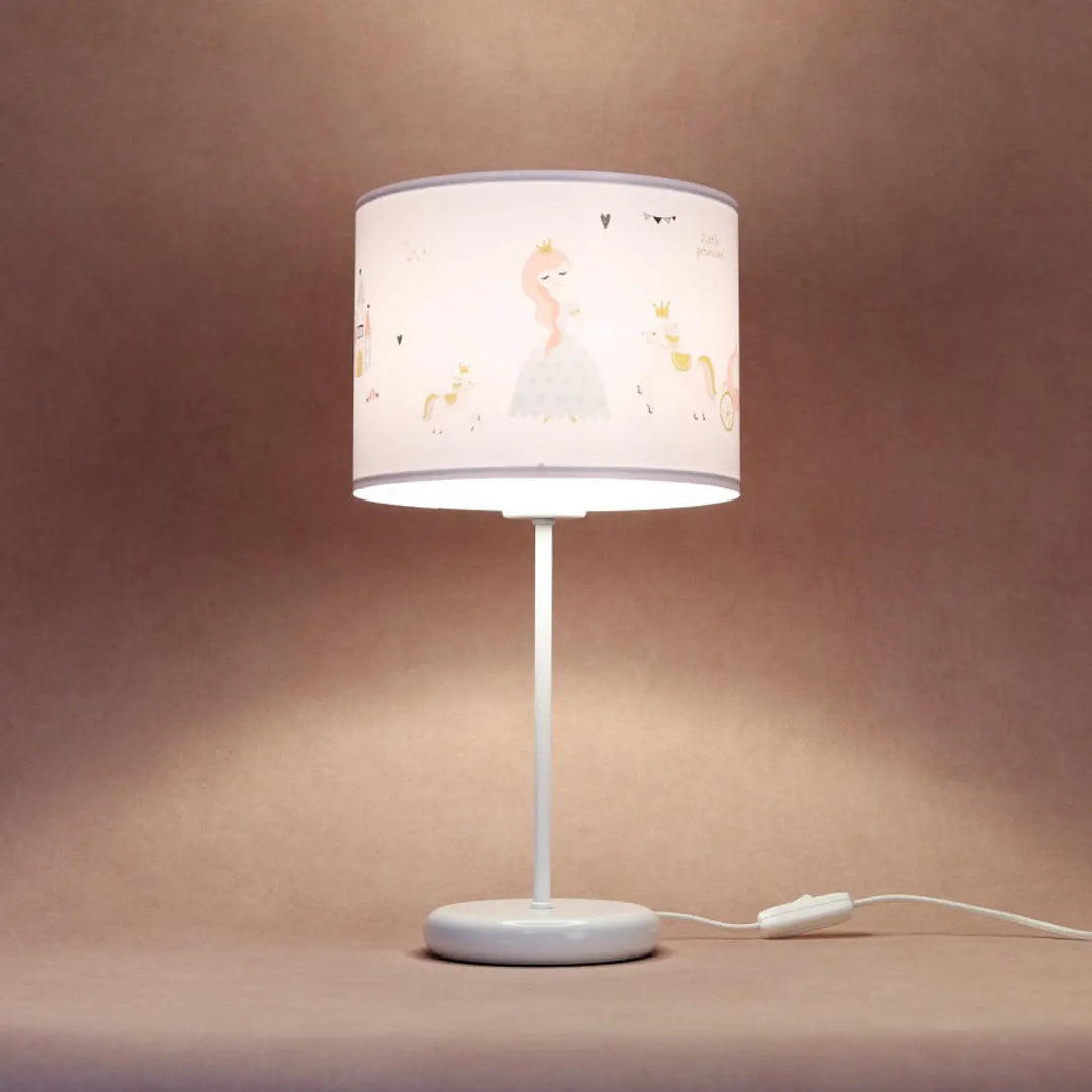 Lampe de table blanche avec abat-jour cylindrique illustré princesse féerique et univers princesse féerique doux rose blanc