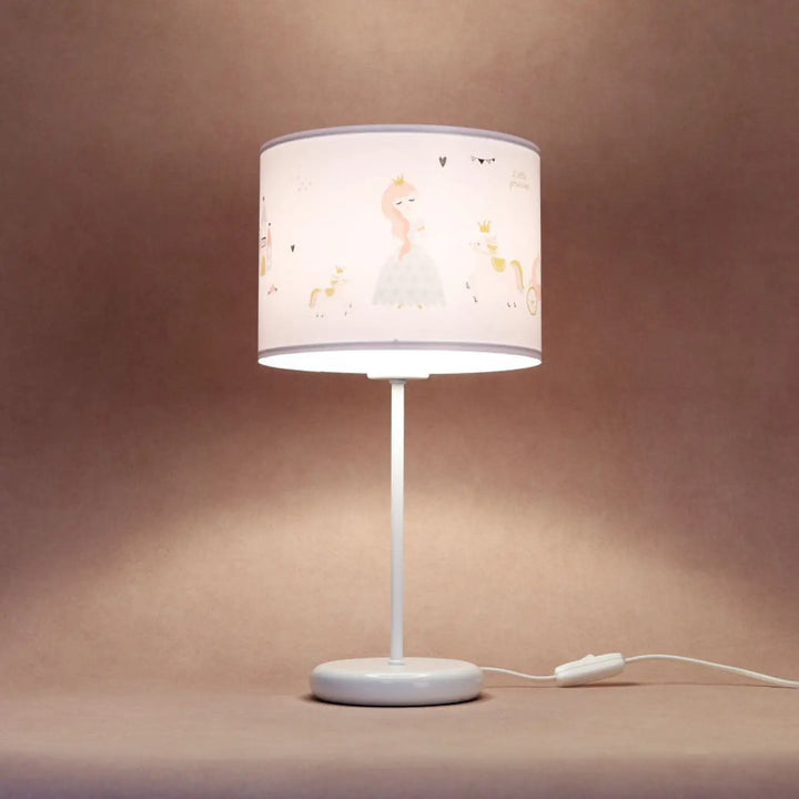 Lampe de table blanche avec abat-jour cylindrique illustré princesse féerique et univers princesse féerique doux rose blanc
