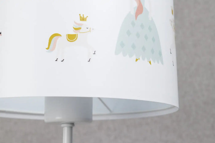 Lampe de table blanche avec abat-jour illustré d’une princesse féerique en robe bleue et d’une licorne couronnée