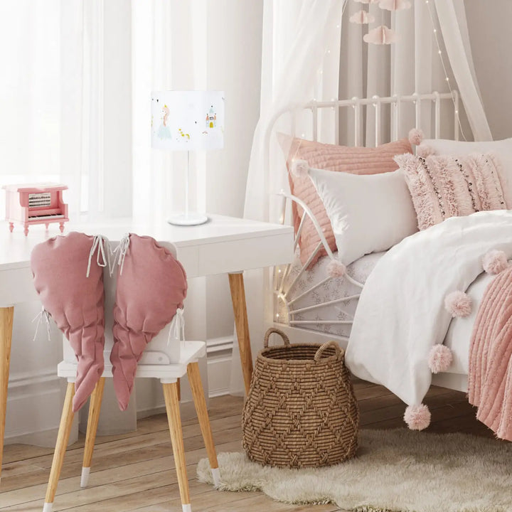 Housse de coussin rose matelassée avec cordons blancs sur chaise pour lampe de table sweet dreams princesse féerique