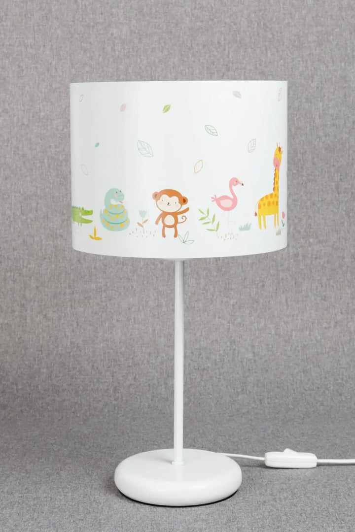 Lampe de table blanche avec abat-jour cylindrique vert clair orné de motif savane coloré enfantin