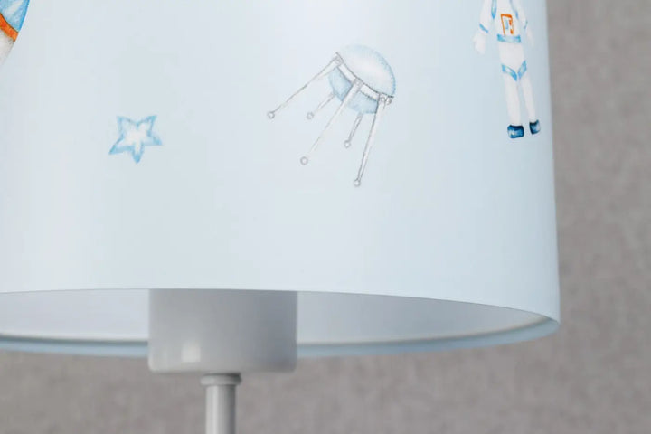 Lampe de table bleu à abat-jour cylindrique avec illustrations spatiales pour décoration intérieure et lumière douce