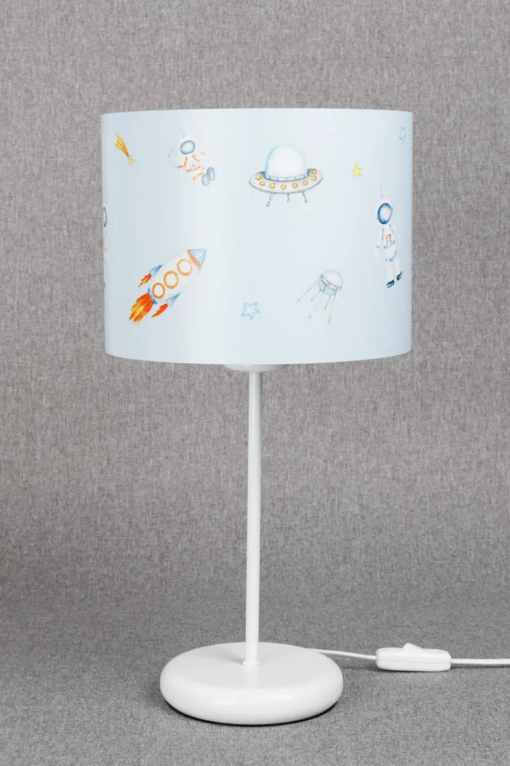 Lampe de table bleu avec abat-jour cylindrique à illustrations spatiales pour une décoration intérieure et lumière douce