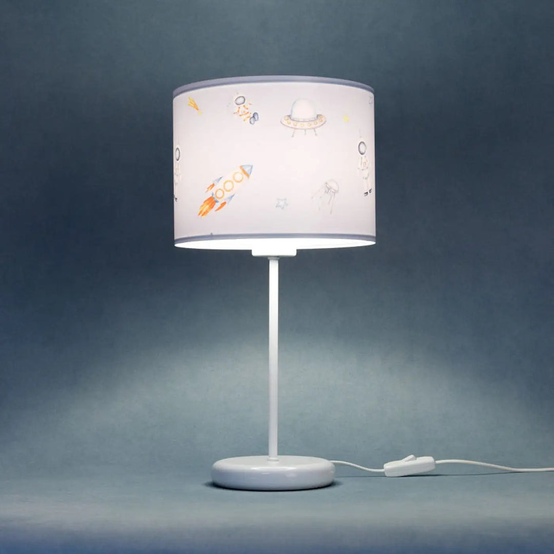 Lampe de table avec abat-jour cylindrique blanc décoré de motifs spatiaux colorés pour décoration intérieure et lumière douce