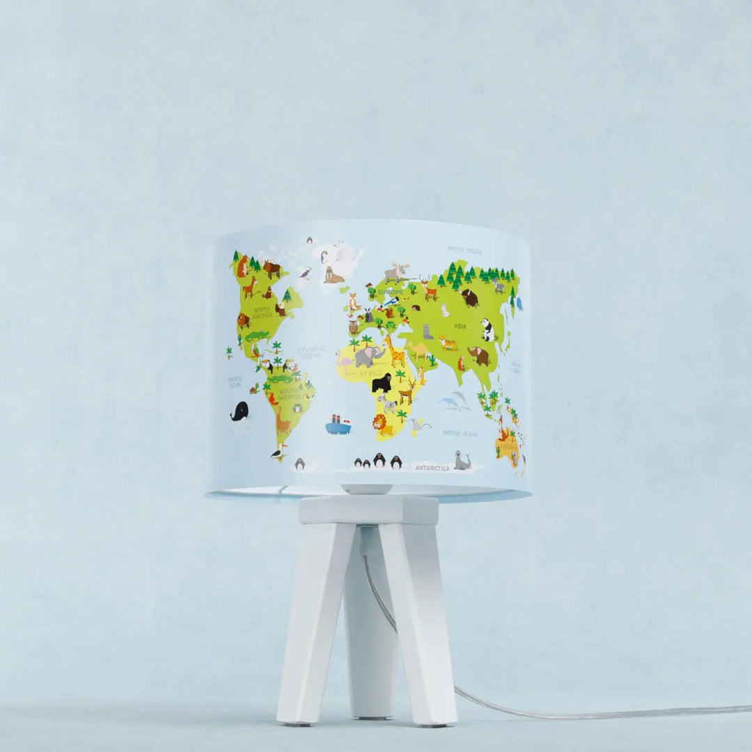 Lampe de table sweet dreams avec abat-jour cylindrique bleu clair et vert clair décor carte monde cartoon coloré