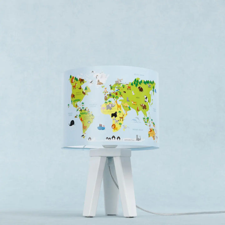 Lampe de table sweet dreams avec abat-jour cylindrique bleu clair et vert clair décor carte monde cartoon coloré