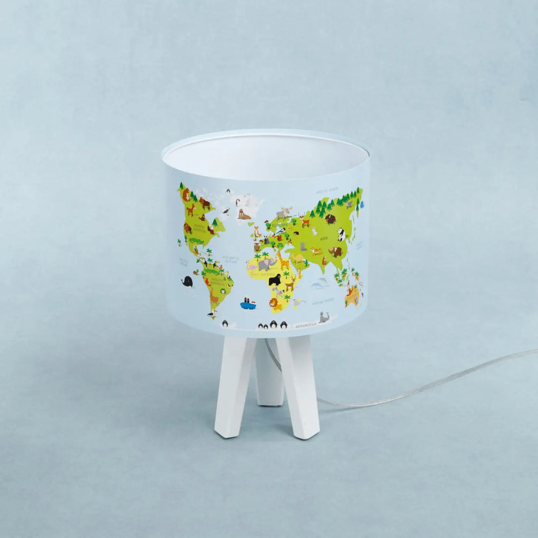 Lampe de table sweet dreams avec abat-jour cylindrique décor carte bleu clair vert clair et pieds blancs triples