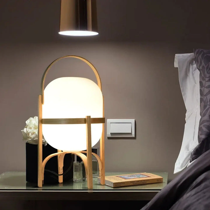 Lampe de table luna avec cadre en laiton moderne et globe en verre blanc pour une lumière apaisante et décoration intérieure style japonais