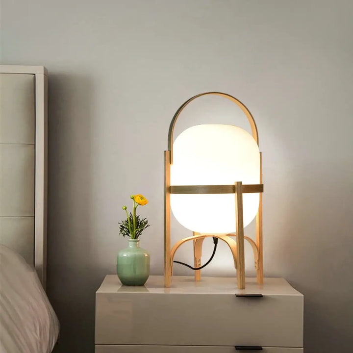 Lampe de table luna avec abat-jour sphérique blanc chaud sur structure métallique dorée pour décoration intérieure style japonais lumière apaisante