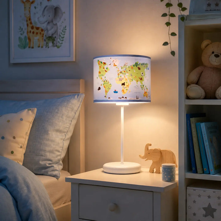 Lampe de table sweet dreams avec abat-jour cylindrique bleu clair et vert aux animaux illustrés motif carte du monde